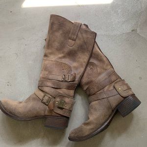 TALL BROWN BOOT